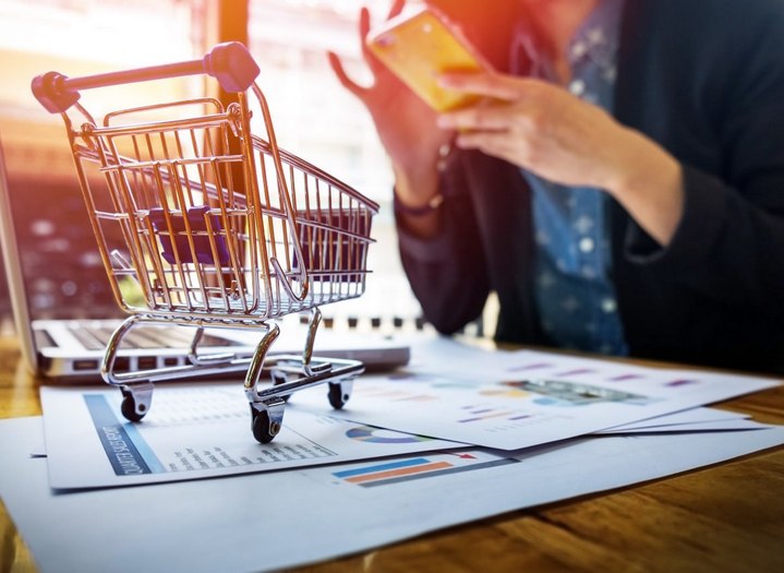 Некий человек пришёл в магазин и спросил цену товара.