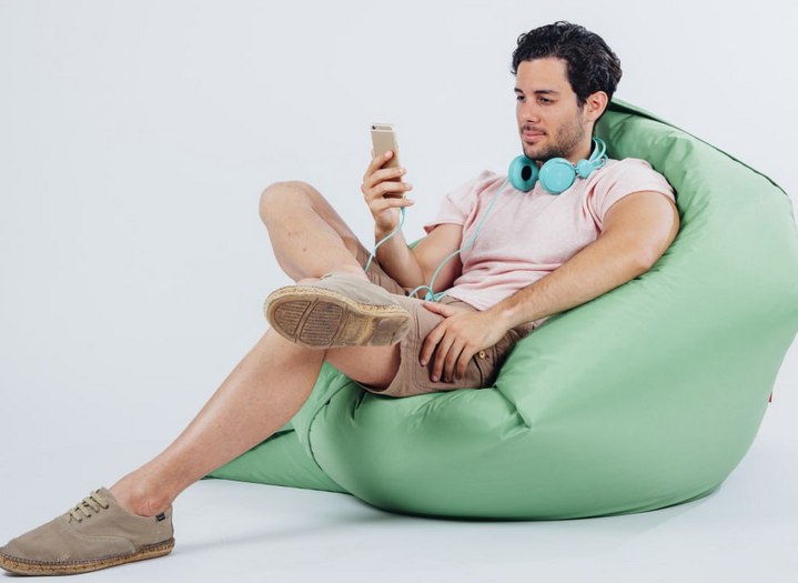 Человек сидит, но вы не можете сесть на его место, даже если он встанет. Где он сидит?